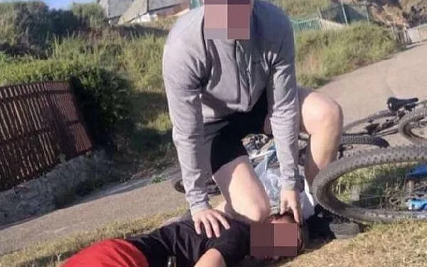 İngiltere’de ırkçı cinayeti canlandıran 3 gence gözaltı