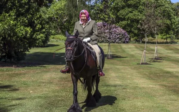 İngiltere Kraliçesi Elizabeth 72 gün sonra ilk kez görüntülendi