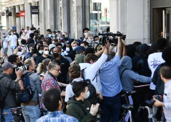 İngi̇ltere’de mağazalar 3 ay aradan sonra açıldı