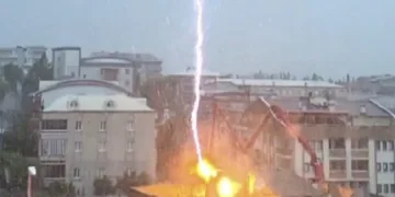 Bursa’da evin üstüne yıldırım düştü!