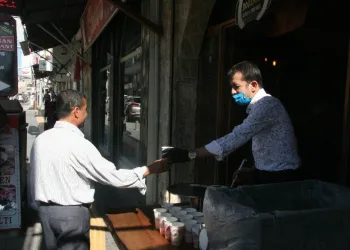 İş Yeri̇ni̇ Açtı Vatandaşa Çorba Dağıttı