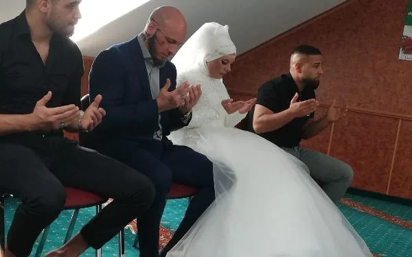 İslam’ı seçen Avusturyalı şampiyon dövüşçü Ott’un nişanlısı da Müslüman oldu