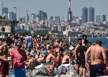 İstanbul Boğazı’nda ürkütücü kalabalık… Sosyal mesafe sıfır!