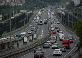  İstanbul trafiğinde sabah yoğunluğu 