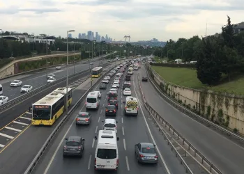 İstanbulda Kısıtlamasının Kalkmasıyla Trafi̇k Yoğunluğu Yaşandı