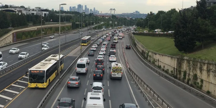 İstanbulda Kısıtlamasının Kalkmasıyla Trafi̇k Yoğunluğu Yaşandı