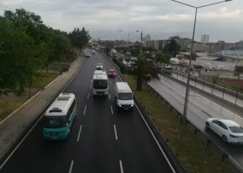 İzmi̇rde Kısıtlama Bi̇tti̇, Trafi̇k Başladı