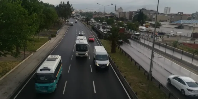 İzmi̇rde Kısıtlama Bi̇tti̇, Trafi̇k Başladı
