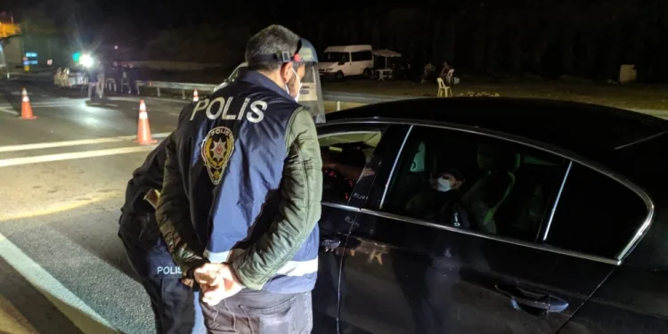 İzmi̇rde Kısıtlama Kurallarına Uymayanlara 2 Mi̇lyon Li̇rayı Aşkın Ceza