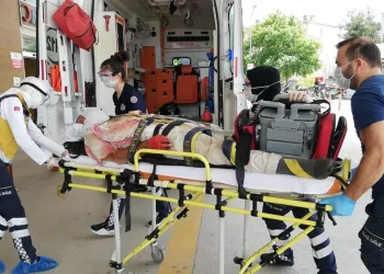 Bursa’da kalıp çakarken düşen işçi̇ ağır yaralandı