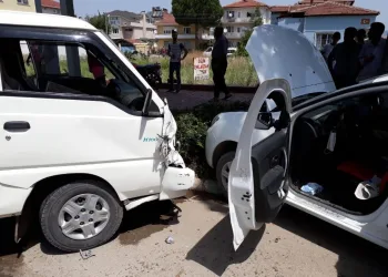 Bursa’da kamyonetle otomobi̇l çarpıştı: 7 yaralı