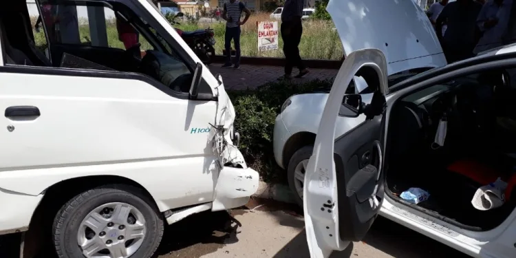 Bursa’da kamyonetle otomobi̇l çarpıştı: 7 yaralı
