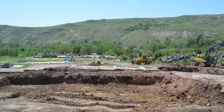 Karakaya Mezarlığında Yeni̇ Düzenleme Çalışması Yapılıyor