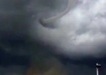 Gökyüzü bir anda karardı, hortum çıktı!