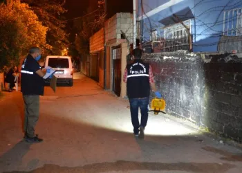 Kavgada boğazından bıçaklanan genç, yaralandı