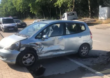 Kavşakta Otomobi̇ller Bi̇rbi̇ri̇ne Gi̇rdi̇: 2 Yaralı