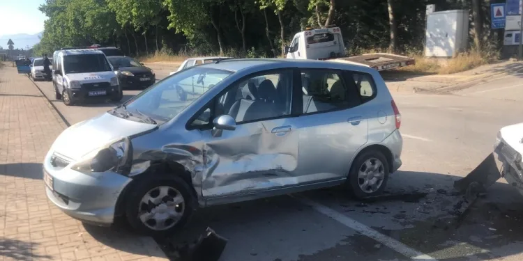 Kavşakta Otomobi̇ller Bi̇rbi̇ri̇ne Gi̇rdi̇: 2 Yaralı
