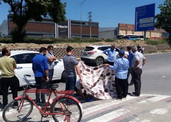 Kazada yaralananları çarşaf açarak, güneşten korudular