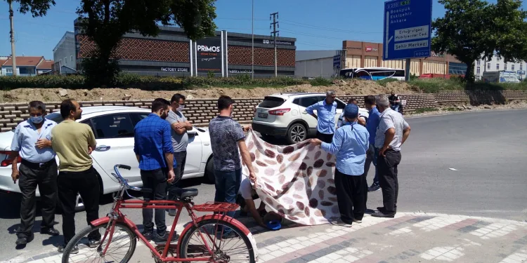Kazada yaralananları çarşaf açarak, güneşten korudular