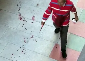 Bıçaklandı, kanlar içinde kendini bıçaklayanı aradı