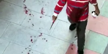 Bıçaklandı, kanlar içinde kendini bıçaklayanı aradı