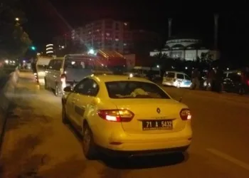 Kırıkkale’de silahlı kavgada 5 kişi yaralandı, şüpheliler kaçtıkları minibüsle 2 polise çarptı
