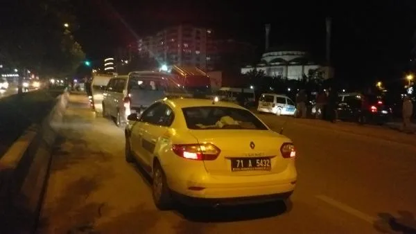 Kırıkkale’de silahlı kavgada 5 kişi yaralandı, şüpheliler kaçtıkları minibüsle 2 polise çarptı