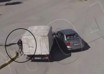 Ölümle burun buruna geldi! Hiçbir şey olmamış gibi yoluna devam etti