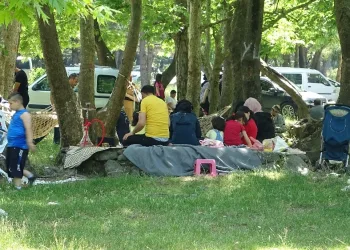 Bursalılar virüsü unuttu, piknik alanlarına akın etti