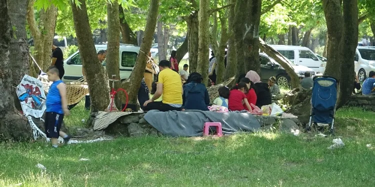 Bursalılar virüsü unuttu, piknik alanlarına akın etti