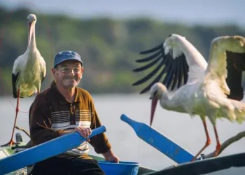Kısıtlama kalktı, ‘Adem Amca’ Yaren leylek ile buluştu