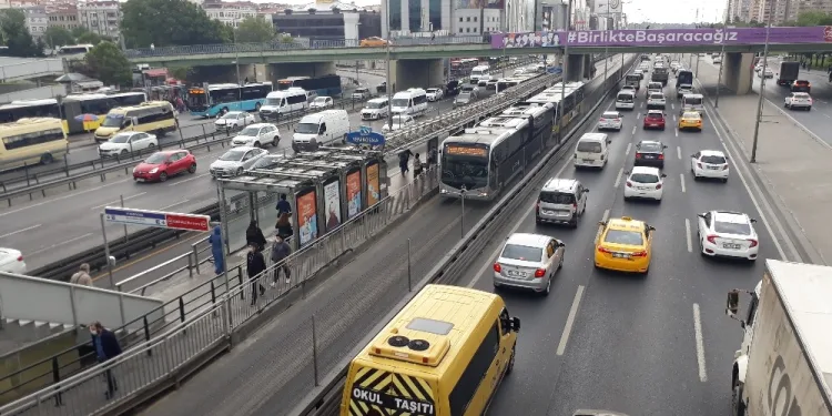 Kısıtlama Sonrası Trafi̇kte Yoğunluk Oluştu