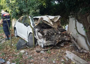 Kontrolden çıkan araç bahçe duvarına çarptı