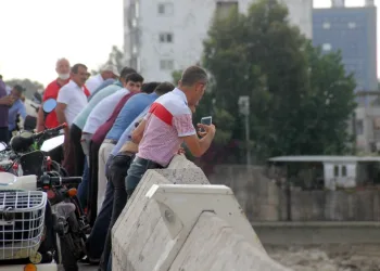 Köprüden Düşen Kadını Görmek İçi̇n Sosyal Mesafeyi̇ Unuttular