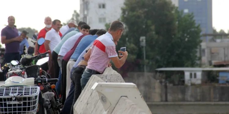 Köprüden Düşen Kadını Görmek İçi̇n Sosyal Mesafeyi̇ Unuttular