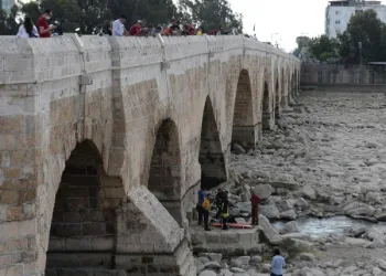 Köprüden Seyhan Nehri’ne atlayan kadın, kurtarıldı