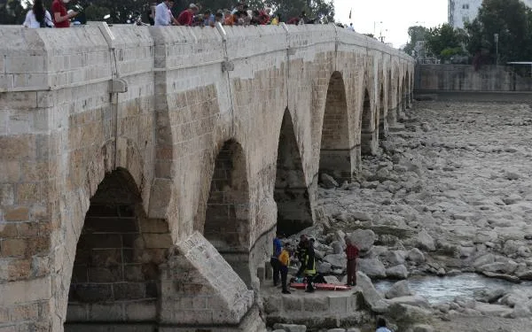 Köprüden Seyhan Nehri’ne atlayan kadın, kurtarıldı