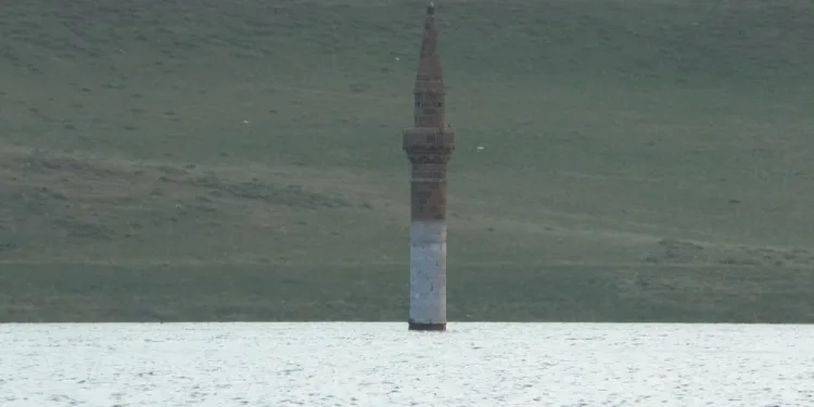 Baraj kapakları kapandı, köyün sadece minaresi kaldı