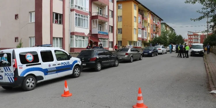 Küçük kıza çarpan sürücüye mahalleli meydan dayağı attı