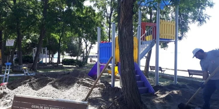 Kumla’da yeşi̇l alanlar yaz öncesi bakımında
