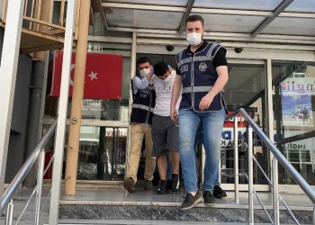 Doktoru kırık bira şişesiyle ağır yaralayan şüpheli adliyede