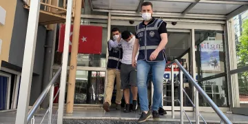 Doktoru kırık bira şişesiyle ağır yaralayan şüpheli adliyede