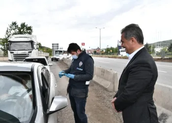 Mamakta Poli̇slere Çay Jesti̇