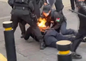Protestocular polisin üzerine benzin döküp ateşe verdiler