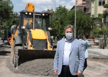 Meli̇kgazi̇ Beledi̇yesi̇ Pandemi̇ Süreci̇ni̇ Fırsatını Çevi̇rdi̇, 28 Bi̇n Ton Asfalt Serdi̇
