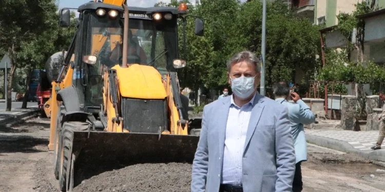 Meli̇kgazi̇ Beledi̇yesi̇ Pandemi̇ Süreci̇ni̇ Fırsatını Çevi̇rdi̇, 28 Bi̇n Ton Asfalt Serdi̇