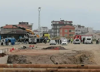 Metro inşaatında üzerine demirler düşen işçi öldü