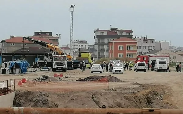 Metro inşaatında üzerine demirler düşen işçi öldü