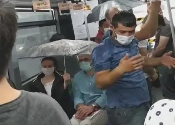 Metrobüste yağmurdan şemsiye ile korundular