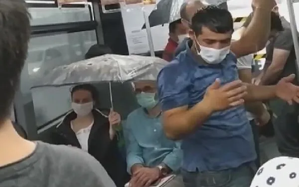 Metrobüste yağmurdan şemsiye ile korundular